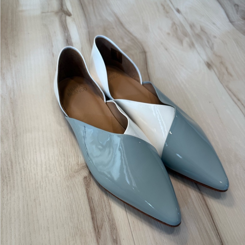 NWOT Huma Blanco Women's Blue and White Flats *flawed*